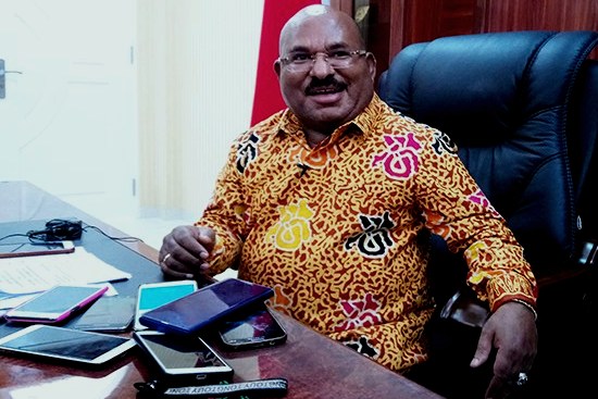 Gubernur-Papua-Lukas-Enembe-saat-diwawancara-wartawan-KabarPapua.co-Qadri-Pratiwi-1